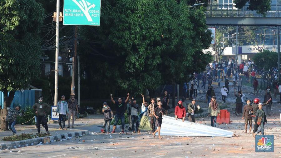Suasana Stasiun Tanah Abang masih belum bisa dikendalikan.