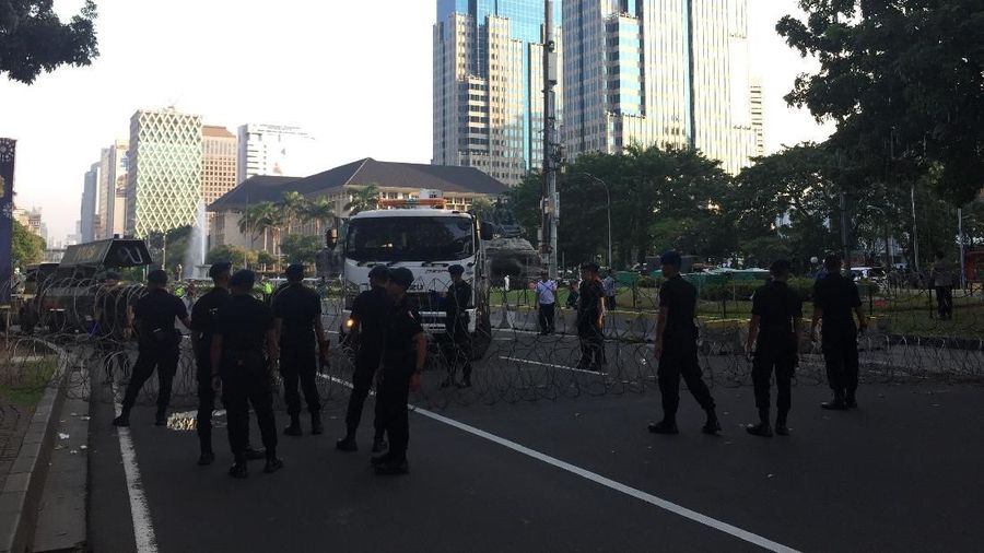 Jakarta, CNBC Indonesia - Aparat kepolisian telah menutup Jalan Medan Merdeka Barat, mengantisipasi pergerakan massa yang ingin bergerak ke Istana Merdeka.
