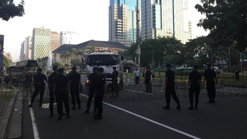 Jakarta, CNBC Indonesia - Aparat kepolisian telah menutup Jalan Medan Merdeka Barat, mengantisipasi pergerakan massa yang ingin bergerak ke Istana Merdeka.