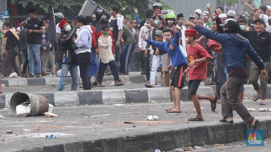 Jakarta, CNBC Indonesia - Bentrokan massa demonstran dengan Brimob dan TNI di fly over Jati Baru, Kota Bambu terus berlanjut, hingga Rabu (22/5/2019) sore.