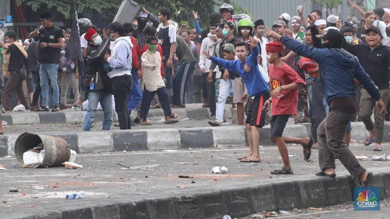 Jakarta, CNBC Indonesia - Bentrokan massa demonstran dengan Brimob dan TNI di fly over Jati Baru, Kota Bambu terus berlanjut, hingga Rabu (22/5/2019) sore.