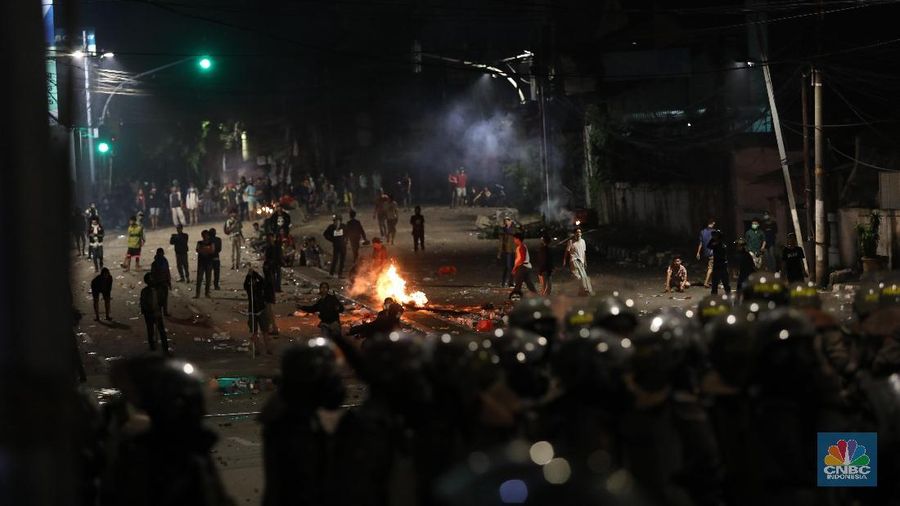 Jakarta, CNBC Indonesia - Bentrokan antara demonstran anti pemilu curang dengan pihak keamanan di Slipi terus berlanjut hingga Rabu (22/5/2019) malam.