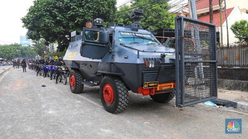 Prajurit Marinir Angkatan Laut bersama Brimob Polri diterjunkan untuk mengamankan situasi di Jalan KS Tubun, Jakarta Pusat, Rabu (22/5/2019).