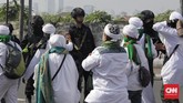 Jemaat menyalami para personel Brimob. (CNN Indonesia/Adhi Wicaksono)