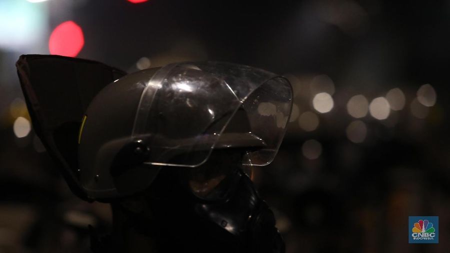 Jakarta, CNBC Indonesia - Bentrokan antara demonstran anti pemilu curang dengan pihak keamanan di Slipi terus berlanjut hingga Rabu (22/5/2019) malam.