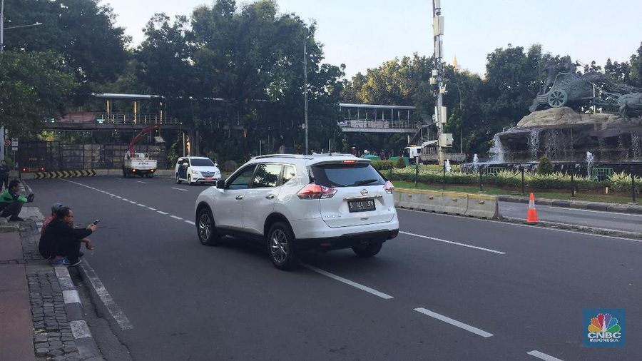 Jakarta, CNBC Indonesia - Aparat kepolisian telah menutup Jalan Medan Merdeka Barat, mengantisipasi pergerakan massa yang ingin bergerak ke Istana Merdeka.