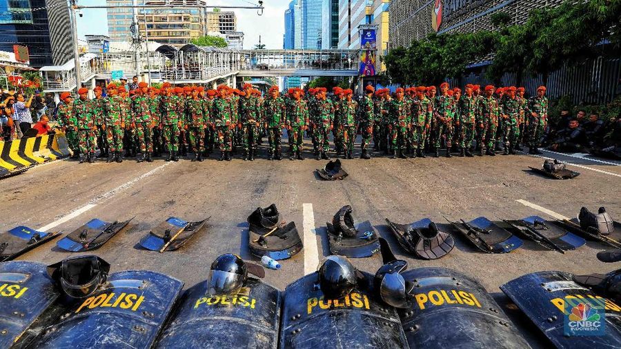 Jakarta, CNBC Indonesia - Ribuan massa telah berkumpul di dekat Kantor Bawaslu, Kawasan Thamrin, Jakarta Pusat untuk memprotes Pemilu curang, Rabu (22/5/2019).