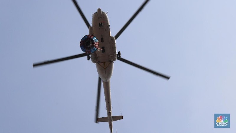 Helikopter Kementerian Perhubungan menyiram massa di kawasan KS Tubun, Jakarta, Rabu (22/5). Pihak berwajib membubarkan massa dengan helikopter.