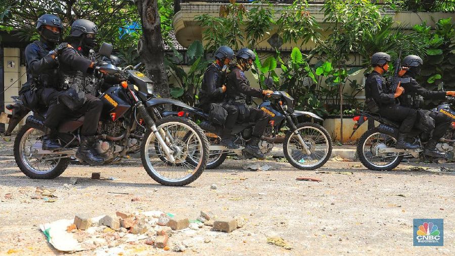 Prajurit Marinir Angkatan Laut bersama Brimob Polri diterjunkan untuk mengamankan situasi di Jalan KS Tubun, Jakarta Pusat, Rabu (22/5/2019).