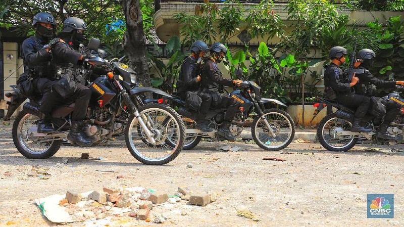 Prajurit Marinir Angkatan Laut bersama Brimob Polri diterjunkan untuk mengamankan situasi di Jalan KS Tubun, Jakarta Pusat, Rabu (22/5/2019).