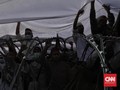Massa Aksi Buka Puasa Bersama Aparat Dipisahkan Kawat Berduri