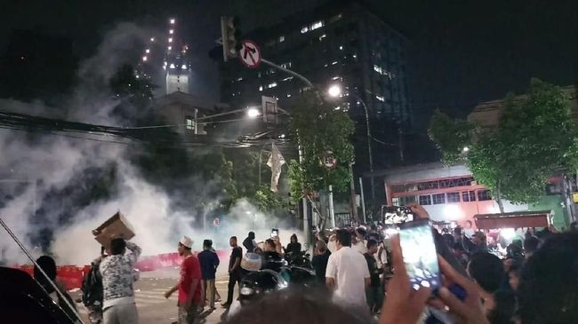 Massa Aksi Bawaslu Lawan Polisi dengan Petasan