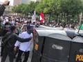 VIDEO: Dihalang Dekati Bawaslu, Massa Lempar Batu ke Polisi