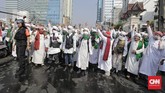 Berdasarkan pantauan CNNIndonesia.com, mereka datang ke lokasi tempat unjuk rasa warga yang dihalau oleh pasukan Brimob sambil bersalawat. (CNN Indonesia/Adhi Wicaksono)