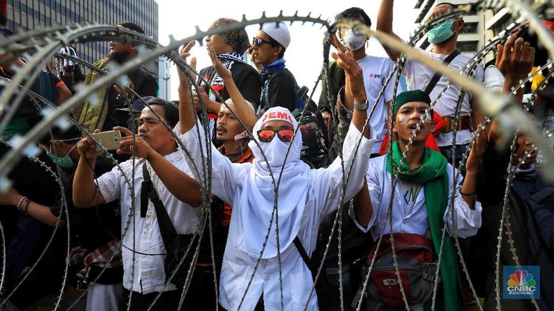 Jakarta, CNBC Indonesia - Ribuan massa telah berkumpul di dekat Kantor Bawaslu, Kawasan Thamrin, Jakarta Pusat untuk memprotes Pemilu curang, Rabu (22/5/2019).