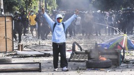 FOTO: Kerusuhan Pecah di Jalan Jatibaru