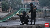 Massa tetap tak mau bubar meski sudah mundur begitu jauh. (CNN Indonesia/Andry Novelino)