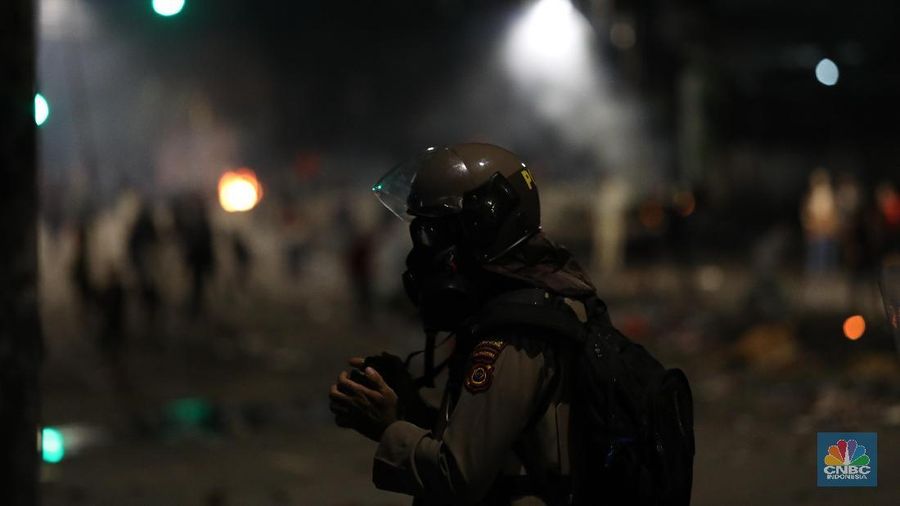 Jakarta, CNBC Indonesia - Bentrokan antara demonstran anti pemilu curang dengan pihak keamanan di Slipi terus berlanjut hingga Rabu (22/5/2019) malam.
