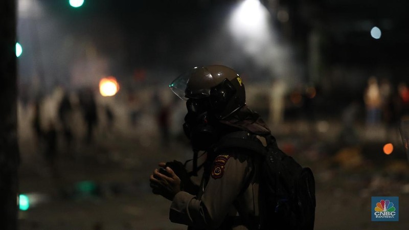Jakarta, CNBC Indonesia - Bentrokan antara demonstran anti pemilu curang dengan pihak keamanan di Slipi terus berlanjut hingga Rabu (22/5/2019) malam.