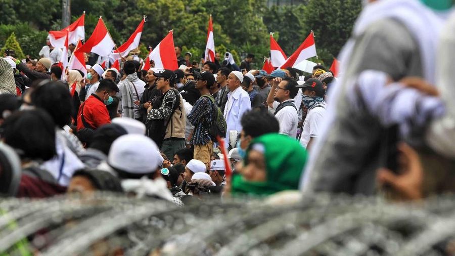 Jakarta, CNBC Indonesia - Ribuan massa telah berkumpul di dekat Kantor Bawaslu, Kawasan Thamrin, Jakarta Pusat untuk memprotes Pemilu curang, Rabu (22/5/2019).