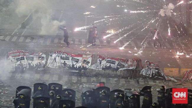 Sempat Reda, Massa Kembali Satroni Aparat di Bawaslu