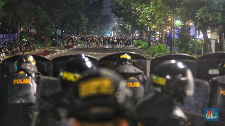 Kericuhan terjadi antara massa dan aparat keamanan di sejumlah titik di Jakarta, Rabu (22/5/2019) dini hari WIB.
