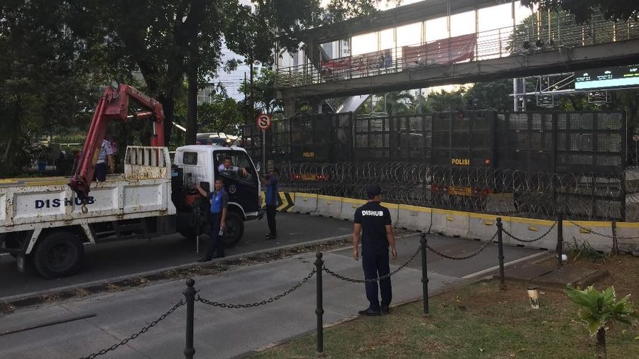 Jakarta, CNBC Indonesia - Aparat kepolisian telah menutup Jalan Medan Merdeka Barat, mengantisipasi pergerakan massa yang ingin bergerak ke Istana Merdeka.