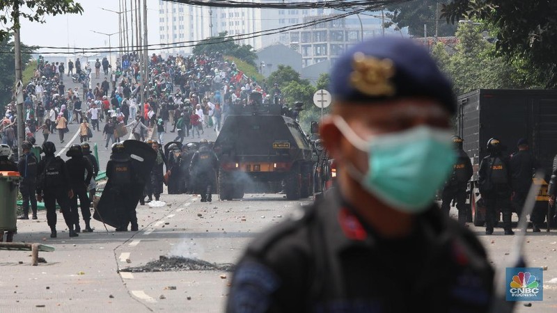 Jakarta, CNBC Indonesia - Bentrokan massa demonstran dengan Brimob dan TNI di fly over Jati Baru, Kota Bambu terus berlanjut, hingga Rabu (22/5/2019) sore.
