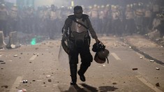 FOTO: Bentrok Massa dan Polisi di Slipi