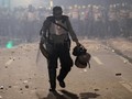FOTO: Bentrok Massa dan Polisi di Slipi