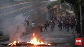 Aparat dan massa terus berbalas gas air mata dan mercon. (CNN Indonesia/Andry Novelino)