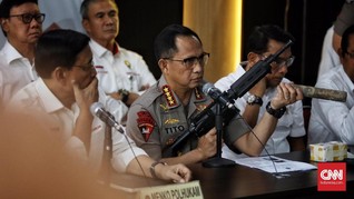 Kapolri Tito Pamerkan Senpi M4 yang Diduga Diselundupkan