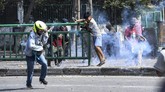 Massa berhamburan ketika ditembakan gas air mata saat kerusuhan terjadi di Jalan Jati Baru Raya, Tanah Abang, Jakarta, Rabu (22/5/2019). (ANTARA FOTO/Hafidz Mubarak A)