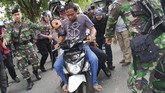 Seorang warga yang terluka saat terjadi aksi lempar batu dari sekelompok warga dibawa ke rumah sakit dari Tanjung Raya di Pontianak, Kalimantan Barat, Rabu (22/5/). (ANTARA FOTO/Jessica Helena Wuysang).