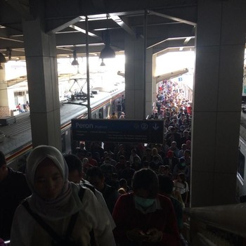 Imbas Demo, Penumpang di Stasiun Kebayoran Membludak