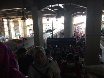 Imbas Demo, Penumpang di Stasiun Kebayoran Membludak