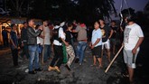 Polisi dan warga menangkap seorang yang diduga menjadi provokator pembakaran mobil di Komplek Asrama Brimob, Petamburan, Jakarta, Rabu (22/5).