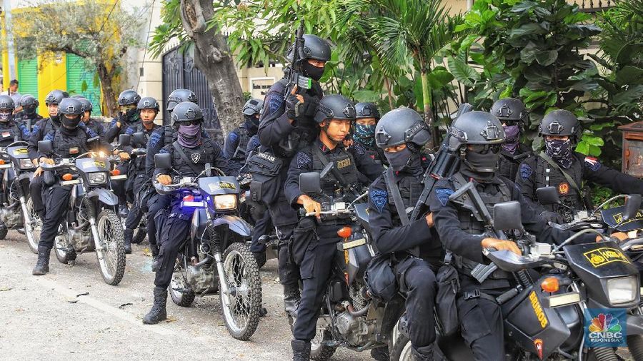 Prajurit Marinir Angkatan Laut bersama Brimob Polri diterjunkan untuk mengamankan situasi di Jalan KS Tubun, Jakarta Pusat, Rabu (22/5/2019).