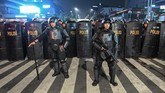 Personel Polri bersiaga untuk membubarkan aksi massa di Gedung Bawaslu. Massa enggan membubarkan diri meski sudah ada upaya persuasi. (BAY ISMOYO/AFP)