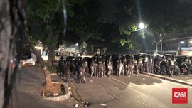 Dilempari Molotov, Polisi Pilih Bertahan di Tenabang