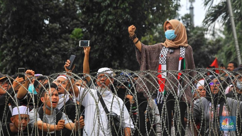 Jakarta, CNBC Indonesia - Ribuan massa telah berkumpul di dekat Kantor Bawaslu, Kawasan Thamrin, Jakarta Pusat untuk memprotes Pemilu curang, Rabu (22/5/2019).