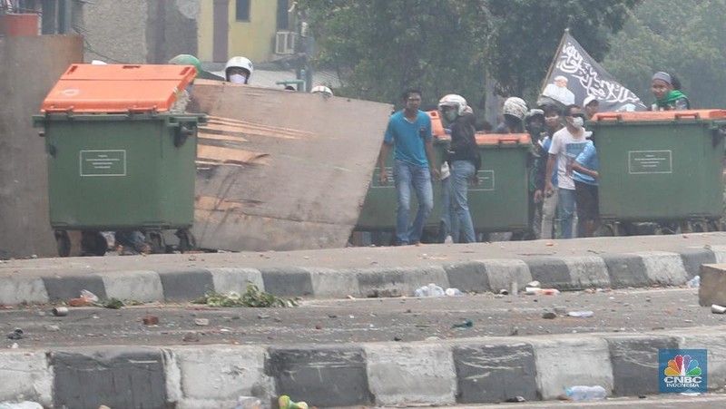 Jakarta, CNBC Indonesia - Bentrokan massa demonstran dengan Brimob dan TNI di fly over Jati Baru, Kota Bambu terus berlanjut, hingga Rabu (22/5/2019) sore.