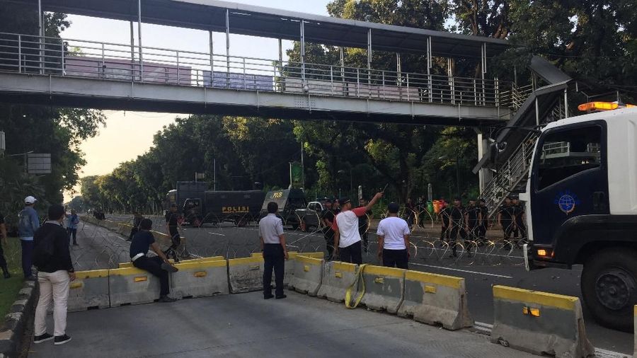 Jakarta, CNBC Indonesia - Aparat kepolisian telah menutup Jalan Medan Merdeka Barat, mengantisipasi pergerakan massa yang ingin bergerak ke Istana Merdeka.