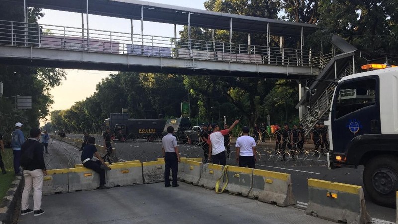 Jakarta, CNBC Indonesia - Aparat kepolisian telah menutup Jalan Medan Merdeka Barat, mengantisipasi pergerakan massa yang ingin bergerak ke Istana Merdeka.