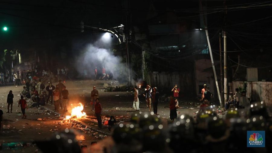 Jakarta, CNBC Indonesia - Bentrokan antara demonstran anti pemilu curang dengan pihak keamanan di Slipi terus berlanjut hingga Rabu (22/5/2019) malam.