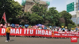 Massa Gelar Aksi Damai di Depan KPU, Serukan Persatuan Bangsa