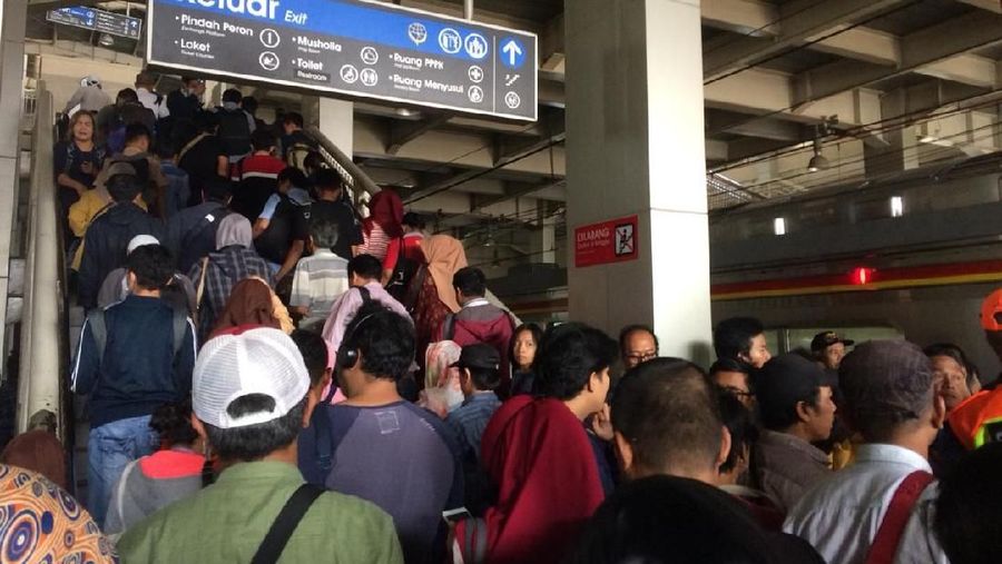 Imbas demo ricuh, penumpang di stasiun Kebayoran membludak karena tidak bisa melanjutkan perjalanan ke stasiun Palmerah dan Tanah Abang