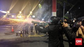 Ricuh di GBK, Polisi Tembakkan Gas Air Mata