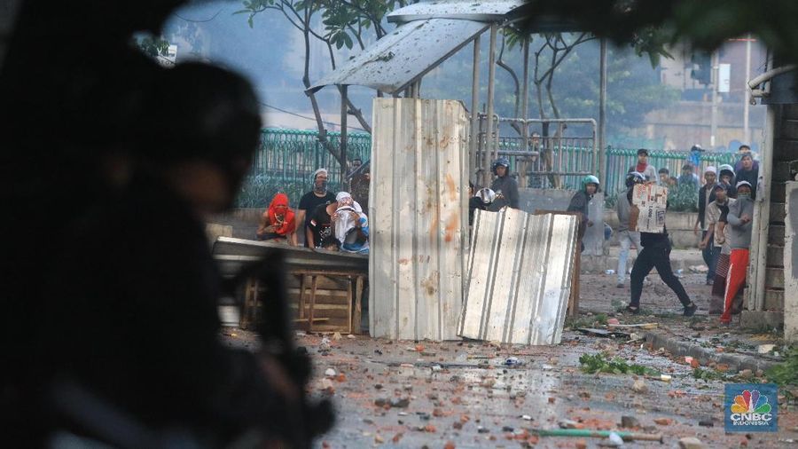 Petugas brimob gabungan menghalau para demonstran yang anarkis di Kawasan Tanah Abang, Jakarta Pusat, Rabu (22/5/2019).