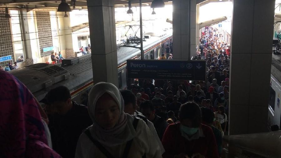 Imbas demo ricuh, penumpang di stasiun Kebayoran membludak karena tidak bisa melanjutkan perjalanan ke stasiun Palmerah dan Tanah Abang